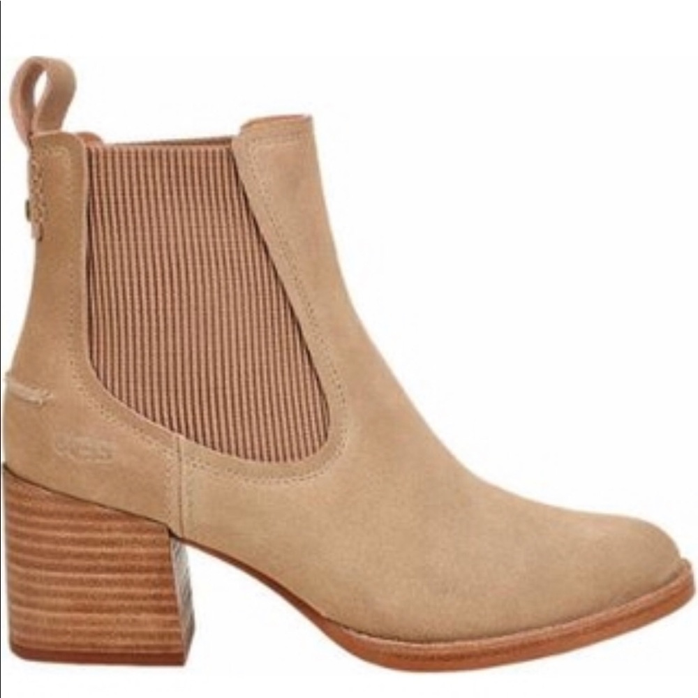 UGG Faye Bootie in taupe.